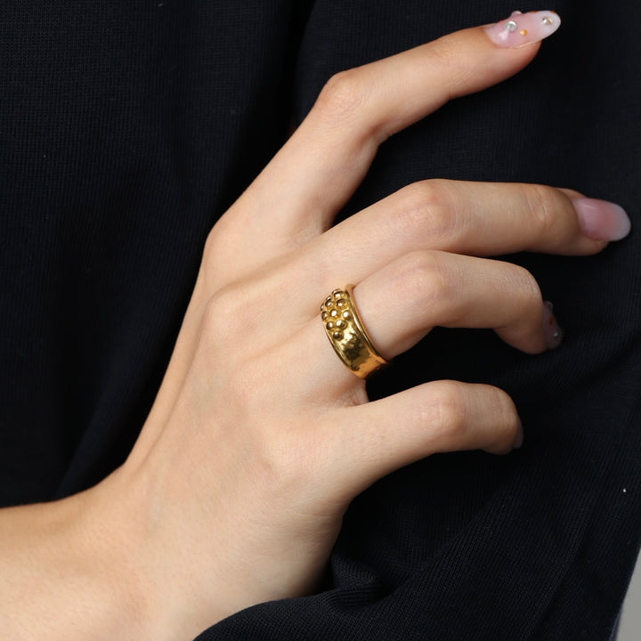 Iben – statement ring in stainless steel, gold | Timi of Sweden