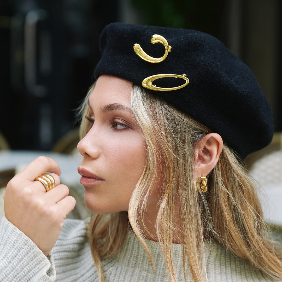 Novelia – skulpturel broche, guld | Timi of Sweden