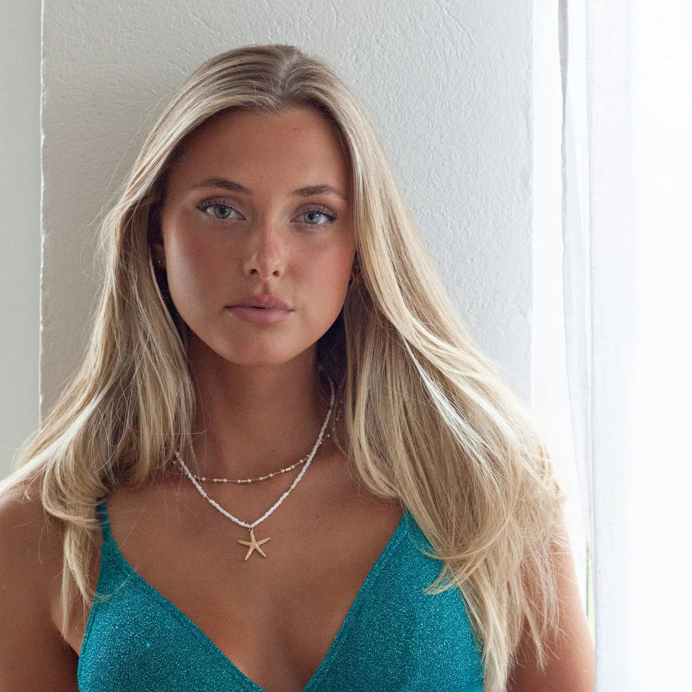Ellie - Sjöstjärna Halsband med Vita Pärlor